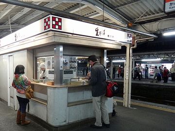 こちらは、東海道線の『三島駅』。旅情ですなぁ。