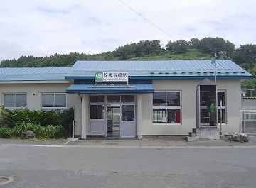 正面から見た『陸奥岩崎』駅