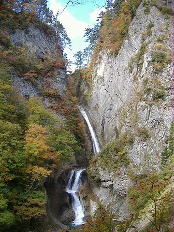 『松見の滝』。落差90メートル。