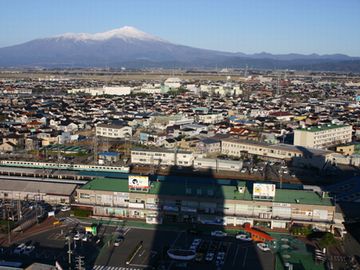 酒田東急インから見下ろす『酒田駅』。遠くに見えるのは鳥海山。