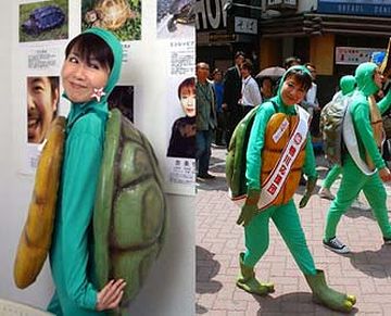 女優、奈美悦子。さすが着こなしてます。
