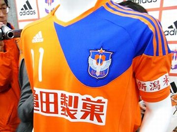 ユニフォームの色合いと、胸の『亀田製菓』は、一考の余地あり
