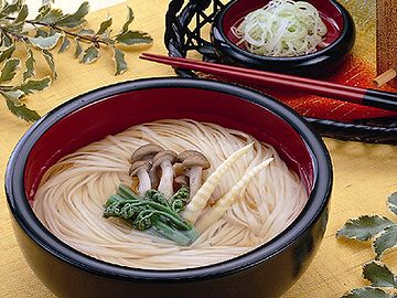 迎えに出た秋田支社の社員と稲庭うどん食べて