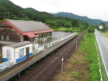 手前のプレハブ小屋みたいなのが、『あきた白神駅』