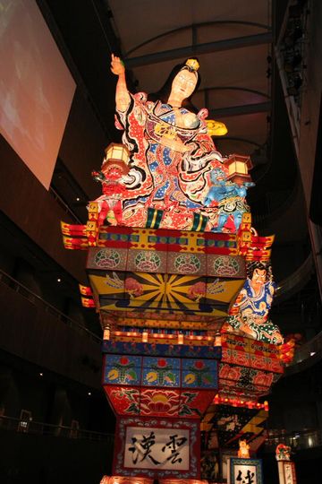 そこに、3台の立佞武多が収められてます