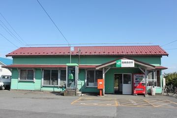 『陸奥森田駅』。なかなか他にない色彩です。誰が色を決めたんでしょう？