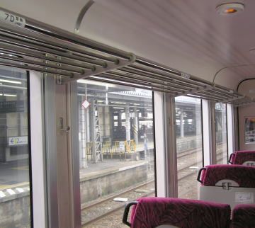大きい荷物は、網棚にも乗らないだろうし