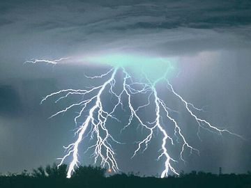 天が裂けるような雷が轟いた