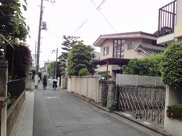 この細い商店街から脇道に入ると、静かな住宅街が広がってます