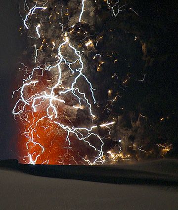 稲妻は、火山雷