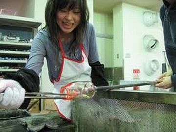 宿泊客が、ガラス作りを体験できる工房なんです
