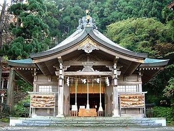 真山神社・杉木立に囲まれた境内