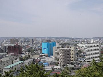 窓の外から、秋田市街を眺めます