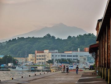 鰺ヶ沢漁港から臨む岩木山。絵のように見えますが、写真です。