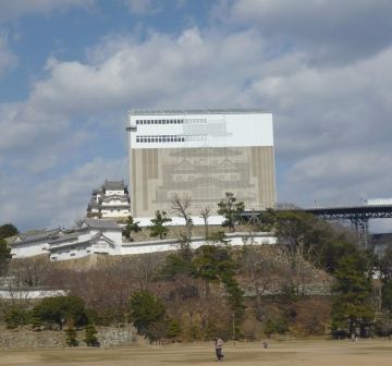 国宝『姫路城』は、現在修理中。あの天守閣が見られるのは、平成27年3月になります。