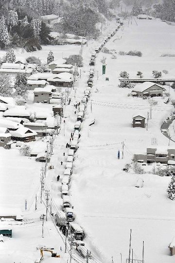 この冬（2018年）の豪雪では、福井県内で多くの車が立ち往生