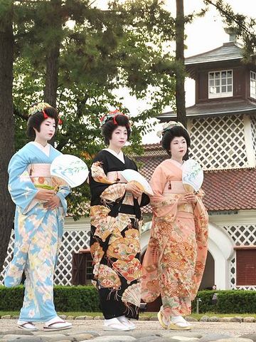 柳都振興所属の芸者さん