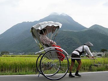 由布院・大分川に沿う道