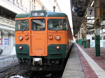 ↑新潟駅にて。見事な国鉄色ですが、ちゃんと電車です。