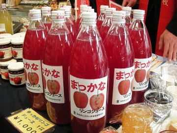 果肉まで赤いリンゴ、『御所川原』のジュースもお勧めです