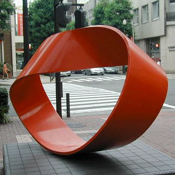 横浜市市民文化会館『関内ホール』にある“メビウスの帯”のオブジェ。これも税金。