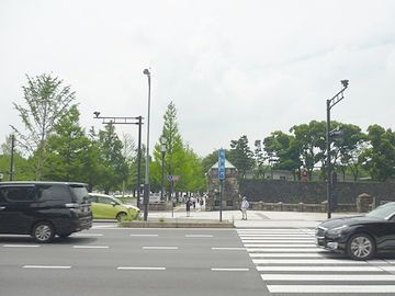 「和田倉門守衛所跡」の前