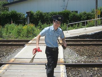 タブレット交換に走る駅員さん(秋田県・由利高原鉄道)