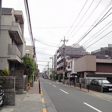 低層のマンションと住宅が連なってます