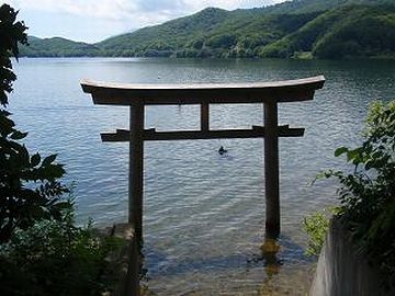 檜原湖:沈んだ鳥居や墓石が、湖面から見える