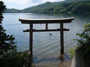 檜原湖：沈んだ鳥居や墓石が、湖面から見える