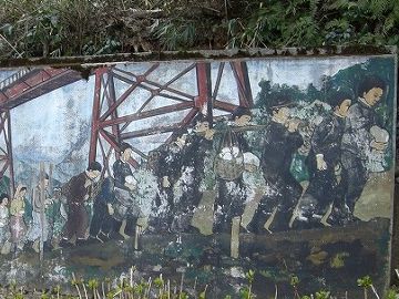 地元の子供たちが、海岸から石を運びあげたそうです