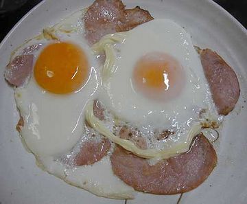 それを世間では、ハムエッグと云うんじゃありませんか?