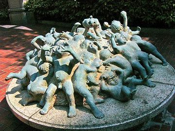 山口克昭『おしくらまんじゅう』(神戸市旧居留地十五番館)