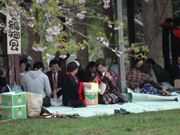 参加者は、みんな当時の格好をして、重箱に入った料理を持参するというのが条件なんです