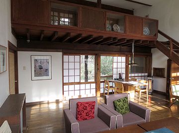 前川國男邸では、中央部に居間(サロン)があります