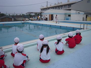 小学校のプールが満杯