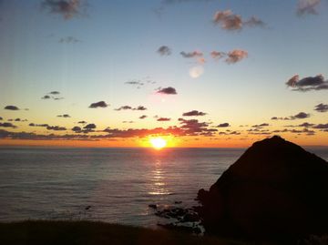 右の三角山が椿山かな？ ウェスパ椿山からの撮影のようです