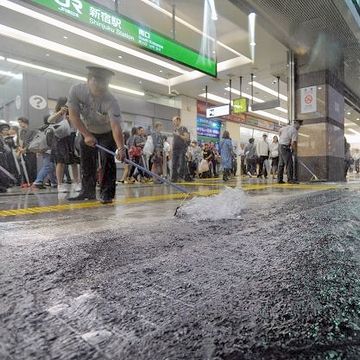 駅員さんが掻き出したりしてます