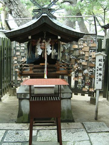 新潟には、蛇松明神社という神社がある