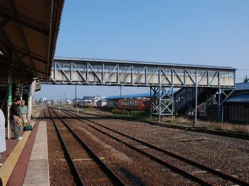 こちら側のホームが五能線。跨線橋を渡った向こうが津軽鉄道のようです。