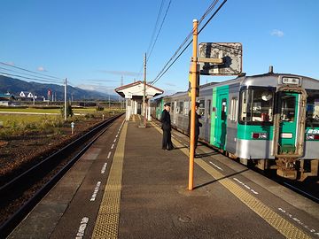 『中田駅(ちゅうでんえき)』に停車するディーゼル車。牟岐線は、全線単線非電化路線。
