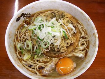 “天玉蕎麦”。わたしの好物の一つ。ネギを食べるべきか悩みます。残念ながら、『酒田駅』の立ち食いそばも、2011年に滅びたそうです。