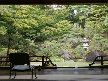 北向きの座敷。当然のことながら、窓際にも陽が差し込みません。夏快適！