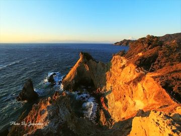 安山岩が風化して黄色くなった岩に夕陽があたると、黄金色に輝くんですよ