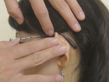 耳の裏の、メガネのツルが当たる耳の後ろには……