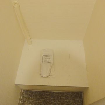 靴置き場(たぶん)と、使い捨てのスリッパ
