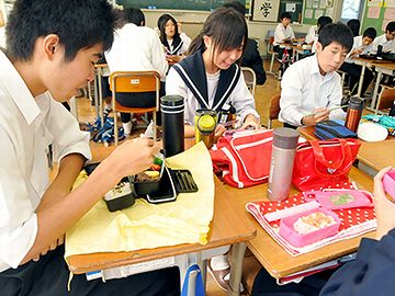 自由にくっつけさせた場合、男女が一緒になることは無いでしょう