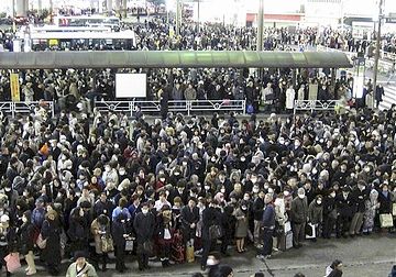 渋谷駅でのバス待ちの行列。深夜になっても乗れなかったそうです。