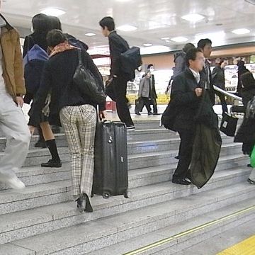 電車の駅では、階段など不便な場所が多いです