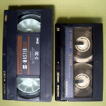 VHSとベータ、2種類の大きさのパッケージが並んでた